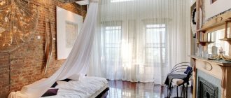 Длинные занавески из белого тюля в спальне смешанного стиля