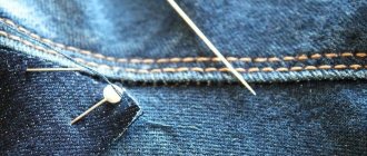 Зафиксированная шпильками заплатка на джинсах перед пришиванием вручную