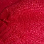 Затяжка на красном свитере